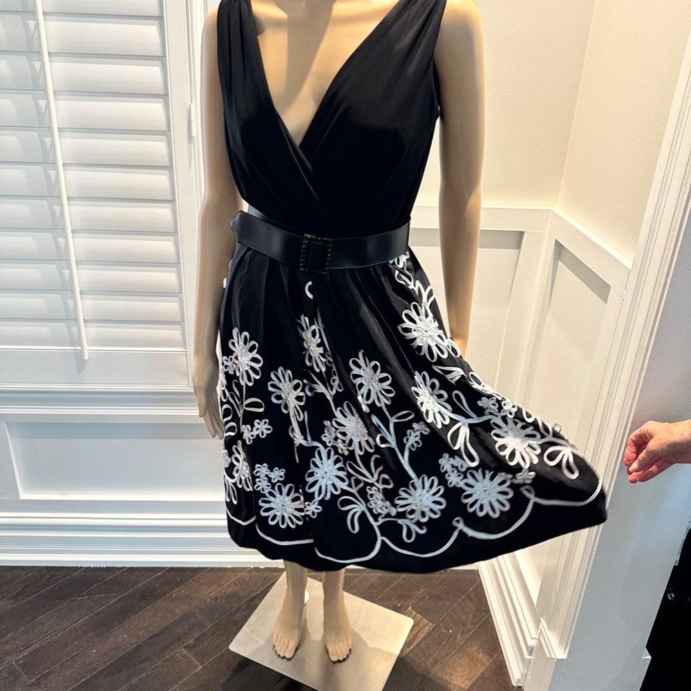 Laura Dress Size 6 BEAUTIFUL Cut and Style - Picture 3 of 7